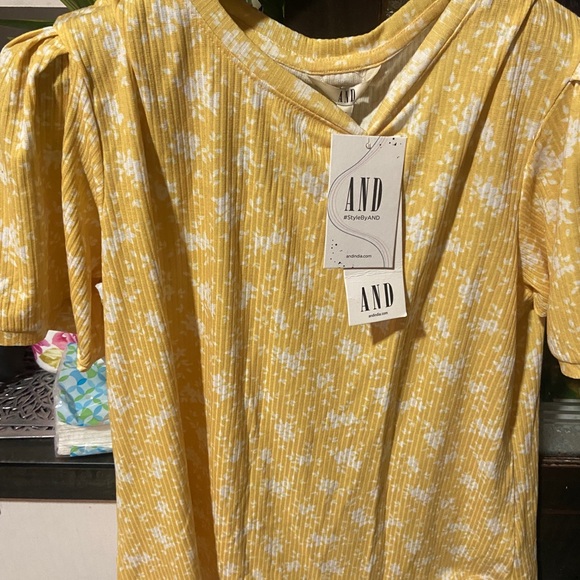 And by Anita Dongre Tops - AND by Anita Dongre top with short sleeves and white flower print